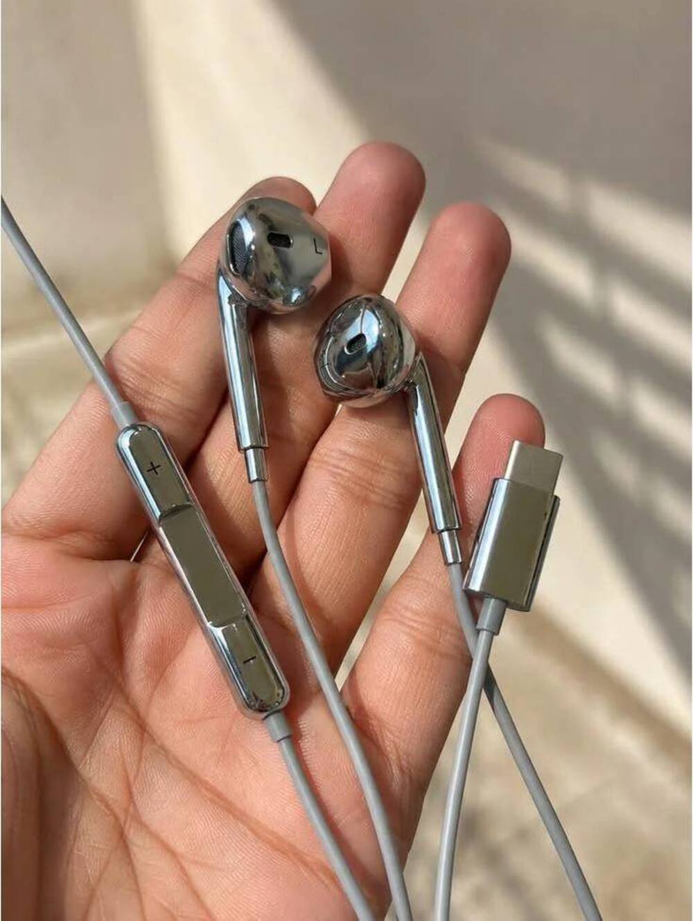 👾 Chrome Silver Wired Earbuds USB C In Ear Headphones with Mic - Picture 4 of 6